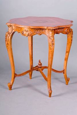 Tisch, um 1890-1900, sog. Dresdner Barockstil, Nußbaum, geschw.Füße u.Zargen, geschwungene Platte mit sternförmig fürnierter flacher ...