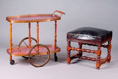 Hocker, norddeutsch, um 1750/60, Nußbaum, Beine gedrechselt und verstrebt, Bezug u. Polsterung später, alt belassen, st. Gebr.-Sp., aus dem Bezitz ...