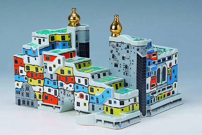 Hundertwasser, Friedensreich, 1928 Wien - 2000, Das Haus, zweiteiliges Porzellanobjekt von 1991, hier in der grau- weissen Ausführung, signiert, H. ...