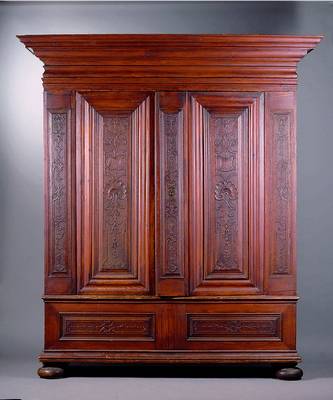 Schrank, süddeutsch, um 1720/30, auf Rahmen gearb., WH/Kiefer, Inlets in Flachschnitzerei m. Muschel, Bänder u. Blumendekor, Lisenen pilasterhaft ...