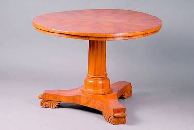 Tisch, Biedermeier, um 1830, Wurzelnußfurnier, auf der Platte mehrfach gesp. verlegt, 3 Auslegerbeine, Mittelsäule vielfach gerillt, Füße m. ...