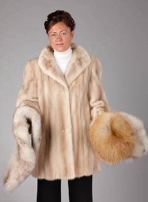 Lavandanerz-Longjacke, Gr. ca. 40, creme- farb. Felle längs verarbeitet, leichter Farb- verlauf, 2 seitl. Einschubtaschen, beigefarb. Innenfutter ...