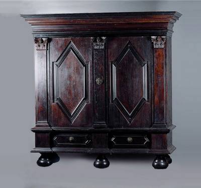 Schrank, deutsch, um 1890, Eiche massiv, Front auf Rahmen gearb., sog. Hamburger Schrank, Korinth. Säulen, Oberteil vielfach getreppt, Unterteil m. ...
