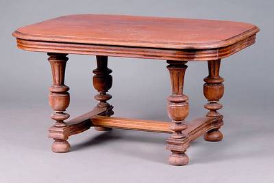 Couchtisch, Frankreich, um 1880, Nußbaum, gedrechselte Balusterbeine, Zarge vielfach getreppt, Beine verstrebt, Gebr.-Sp., ca. 57x103x74 cm