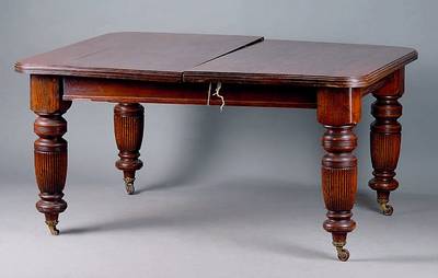 Ausziehtisch, England, um 1880, Balusterbeine gerieft, Rollen, Zarge getreppt, 2 Einlegebretter, Kurbelmechanismus, Kurbel fehlt, eine Rolle fehlt, ...