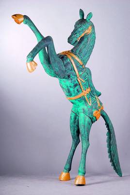 2 Pferdeskulpturen, Asien, 2.H.20.Jh., Tropenholz, grün-u.goldfarben gefasst, zerlegbar, st.Gebr.-Sp., H.ca.230cm