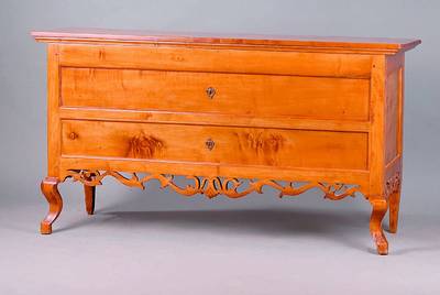 Truhe, Italien, 1780-1830, Nußbaum massiv, Zarge sek., diese geschnitzt in Durchbrucharbeit, Beschl. und Scharniere sek., Schloss fehlt, 2 ...