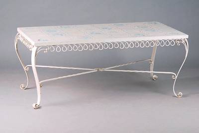 Tisch, wohl Italien, um 1935/40, Eisen, verlötet, Fayencekacheln handbemalt, teils. besch., Gebr.-Sp., zeitlos elegant, ca. 52x121x61 cm