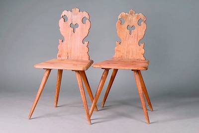 2 Brettstühle, süddeutsch, wohl Schwaben, um 1830, Nußbaum/Kirschbaum, teilrest., Verleimung empf., schwundrissig, alt belassen, Gebr.-Sp., ca. ...