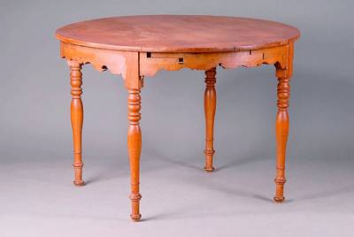 Runder Tisch, süddeutsch, um 1810/20, Eiche massiv, urspr. Ausziehtisch, Zarge geschweift, alt belassen, schwundrissig, Verleimung empf., H. ca. 76 ...