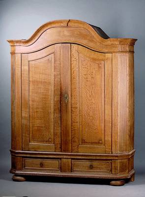 Schrank, mitteldeutsch, um 1790/1810, Eiche massiv, Front auf Rahmen gearb., Schilder a.d. Zeit, Kopf geschweift, 4-fach getreppt, Fußteil passig, ...