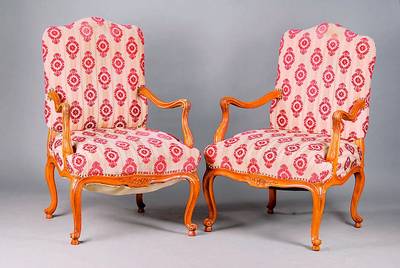 Stuhlsessel, Frankreich, um 1920/30, Nußbaum massiv, Barockstil, allseitig geschweift u. gerieft, sparsame Volutenschnitzereien, Bezug 60er Jahre, ...
