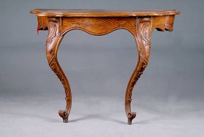 Konsole, Würzburg/Augsburg, um 1740, Eiche, allseitig geschweift, Schnitzereien a.d. Vollholz in Form v. Rocaillen u. Blüten, Platte erneuert, ca. ...