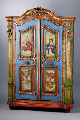Zierschrank, alpenländisch, um 1830, WH, allseitig geschweift, Front auf Rahmen gearb., reiche Schnitzerei a.d. Vollholz, teilvergoldet, Malerei ...