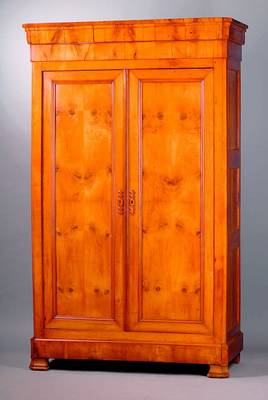 Schrank, Frankreich, um 1860, Louis Philippe, Kirschbaum, Kopf vielfach getreppt, Fuß passig, Inlets 4-fach getreppt, schwundrissig,st. Gebr.-Sp., ...