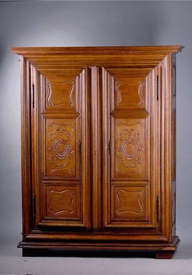 Barockschrank, Frankreich, um 1760, sog. Rahmenschrank, Eiche massiv, Kopf und Fußleiste vielfach getreppt, Inlets kassettiert, Kassetten m. ...