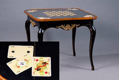 Spieltisch, wohl Frankreich, um 1880/90, Obsthölzer, schwarz gelackt, geschweifte Beine, Zarge geschweift m. floralen Bronzeappliken, Platte mittig ...