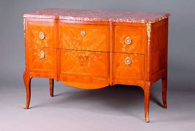 Kommode, Frankreich, im Stil v. 1760, 2 -schübig, Nußbaum, mit Ahornintarsien in Form v. Blüten u. Blättern, Beine geschweift, Füße m. ...