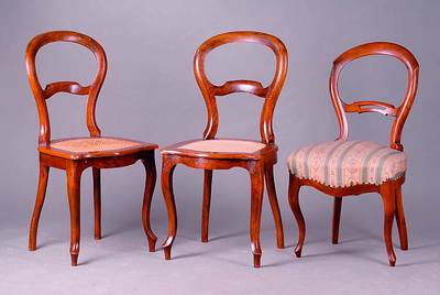 5 Stühle, deutsch, 1850-70, Nußbaum/Buche, sog.Löffelstühle, 3x Sitzfläche Geflecht, 2x Stoffbezüge m. Nagelverz., Beine geschweift, alt ...
