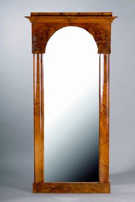 Biedermeierspiegel, um 1825/30, Wurzelnußfurnier gesp. verlegt, Segmentbogen, Furniersch., facett. Spiegelglas, Gebr.-Sp., ca. 167x83 cm