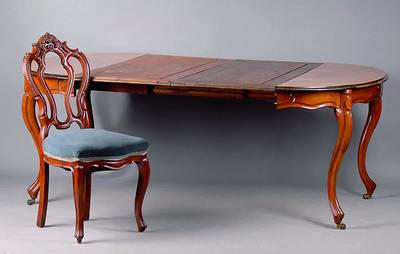Sitzgruppe, süddeutsch, um 1840/50, best. aus Ausziehtisch u. 4 Stühle Tisch allseitig geschweift, Nußbaum/Wurzelnuß, ausziehbar, 4 ...