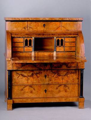 Zylinderbüro, süddeutsch, um 1820, Nußbaumwurzelfurnier, teil gesp. verlegt, Unterteil 3-schübig, reiche Inneneinrichtung, oberer Schub mit zwei ...