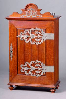 Wandschränkchen, deutsch, um 1900/10, Eiche,1-türig, Eisenbeschl., im Frühbarockstil, aufgesetztes Zierteil, Gebr.-Sp., ca. 79x46x24cm