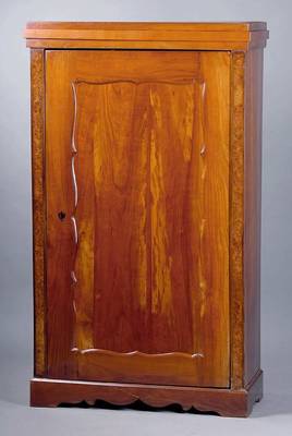 Schrank, Österreich, um 1835/40, Kirschbaum, Lisenen Wurzelnuß/Palisanderfurnier, 1-türig, sog. Brezelfüllung, Zarge geschweift, schwundrissig, ...