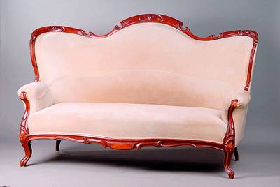 Sofa, um 1835/40, Nußbaum auf Mahagoni gebeizt, allseitig geschweift, sparsame Schnitzereien in Form v. Blättern u. Blüten, st. Gebr.-Sp., alt ...