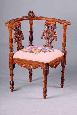 Stuhl, Pfalz, um 1890, Nussbaum, Sitzfläche mit Gobelinbezug mit Blumenstickerei, dieser aus den 60er Jahren, Sitzhöhe ca. 40 cm, H. ca. 75 cm, D. ...