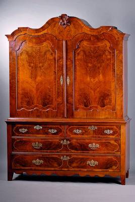 Kabinettschrank, Holland, um 1780, Wurzelnußfurnier, gesp. verlegt, Unterteil 4-schübig, Oberteil 2-türig, Kopf vielfach geschweift und getreppt, ...