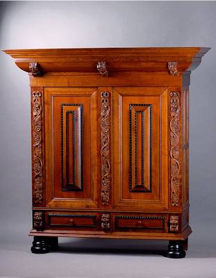 Kissenschrank, Holland, 50er Jahre, Palisanderfurnier, aufgesetzte Schnitzereien mit Blumen u. Früchten, Kissen m. Leistenverz., Gebr.-Sp., ca. ...