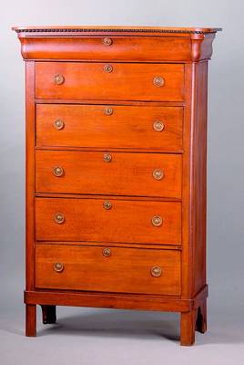 Herrenkommode, Frankreich, um 1850, Nußbaum, 5-schübig, Ecken abgerundet, st. Gebr.-Sp., ein Fuß besch., ca. 164x105x42 cm