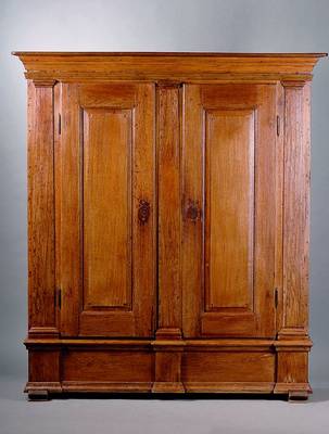 Schrank, deutsch, um 1820, Eiche massiv, Kopf vielfach getreppt, Fuß passig, Eisenbeschl., Gebr.-Sp., ca. 185x167x52 cm
