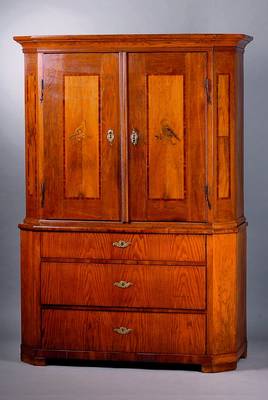 Barockschrank, Dresden, um 1780, Eiche, Unterteil 3-schübig, Oberteil 2-türig, Ecken abgeflacht, Füße ergänzt, Kopf vielfach getreppt, Vauf den ...