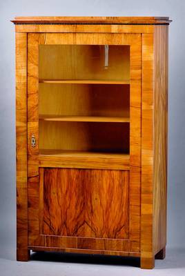 Vitrine, Biedermeier, um 1820, Nußbaumfurnier gesp. verlegt, 4 Einlegebretter, Front teilverglast, Kopf getreppt m. geschwärzter Leistenverz., l. ...