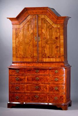 Barockaufsatzschrank, Aachener Gegend, um 1820/30, Korpus WH, Wurzelnußfurnier gesp. verlegt, Bandelwerk geometrisierend, Ahorn u. Rosenholz, ...