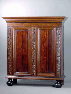 Schrank, Holland, Ende 18. Jhd., Palisanderfurnier, Kopf vielfach getreppt, Fuß passig, Kugelfüße, Lisenen m. aufges. Schnitzereien in Form v. ...