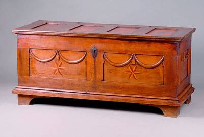 Truhe, deutsch, um 1780, Korpus Eiche, Birnenholzfurnier, kassettiert, Girlandendekor, Sternintarsien, Gebr.-Sp., ca. 70x153x63 cm