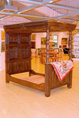 Sog. Baldachinbett, wohl Venedig, 17.Jh., Eiche/Nußbaum massiv, auf Rahmen gearbeitet, Flachschnitzerei, aus dem Vollholz gearbeitet,Deckel und ...