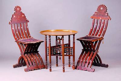 Tisch u. 2 Stühle, Syrien/Ägpten, um 1880, Rotholz, Perlmutteinlagen, Buhara um 1905, Gebr.-Sp., H. ca. 62 cm, D. ca. 63 cm, Stühle ca. 101x34x55 ...