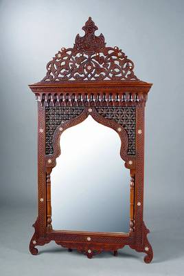 Spiegel, wohl Äqypten/Syrien, um 1890, Rotholz, reiche Flachschnitzereien, rest., Gebr.-Sp., dazu 2 Wandappliken passig, und Vorhang m. Muscheln, ...