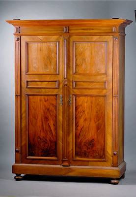 Schrank, deutsch, um 1870/80, Korpus Wh, Nußbaumfurnier, Gründerzeit, 2-türig, sparsame Flachschnitzereien, st. Gebr.-Sp., ca. 200x149x63 cm, ...