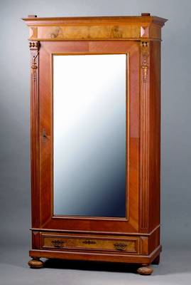 Schrank, deutsch, um 1870/80, Korpus Eiche, Nußbaumfurnier, 1-türig m. facett. Spiegelglas, st. Gebr.-Sp., ca. 208x110x58 cm