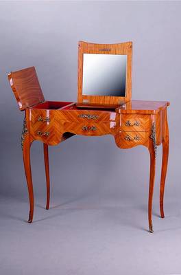 Frisiertisch, Frankreich, 30/40er Jahre, Rosenholz mit Blumenintarsien, aufklappbar, m. Spiegel, geschweifte Beine, Gebr.-Sp., ca. 80x90x45 cm