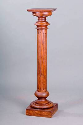 Säule, deutsch, um 1900, Eiche, Schaft gerieft, Fuß und Abschluss getreppt, Gebr.-Sp., ca. 115x30x30 cm