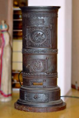 Gußeiserner Ofen, Rheinböller Hütte, um 1890, eine kl. Tür unten fehlt, H.ca.102cm, 2 Klappen, ein Schuber, florale Ornamentik, Fu.nicht ...