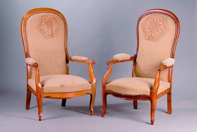Bergere, deutsch, 1870, Nußbaum, allseitig geschweift, Nagelverz., Armlehnen in Voluten auslaufend, einfach gerieft, Gebr.-Sp., ca. 110x67x56 cm, ...