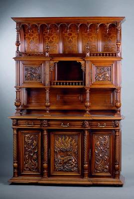 Aufsatzbuffet, Frankreich, um 1870/80, Gegend Dijon, Nußbaum massiv, reiche Schnitzereien,Inlets aus dem Vollholz, balusterförmige Säulen, ...
