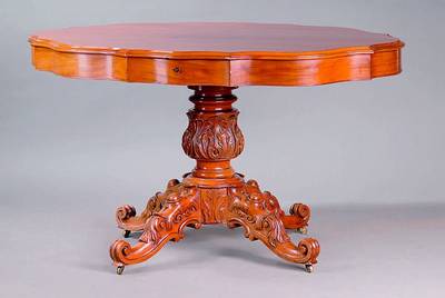 Ovaler Salontisch, um 1870/80, Nußbaum/Palisander, 4 Auslegerbeine, allseitiggeschweift, reich gedrechselt, Akanthusblattverz., Blüten und ...